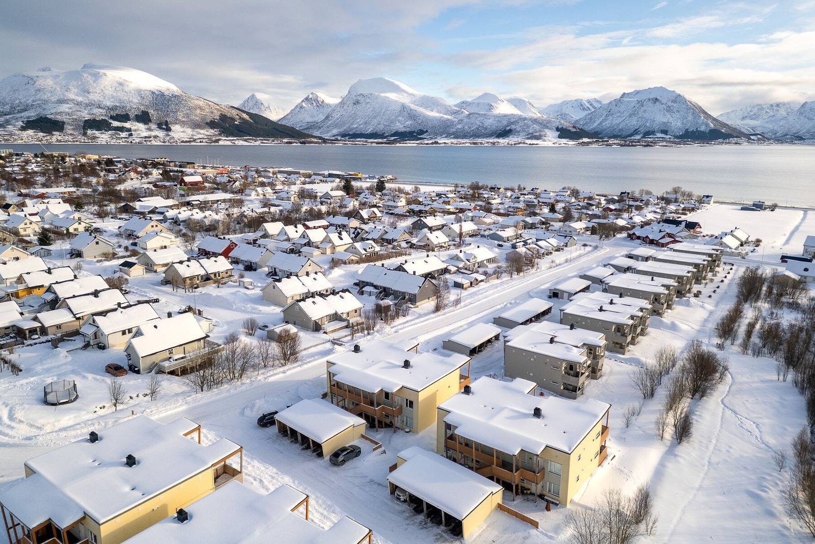 Fra eiendommen er det gangavstand til barnehager, skoler, butikker og rekreasjonsmuligheter. Galleribilde
