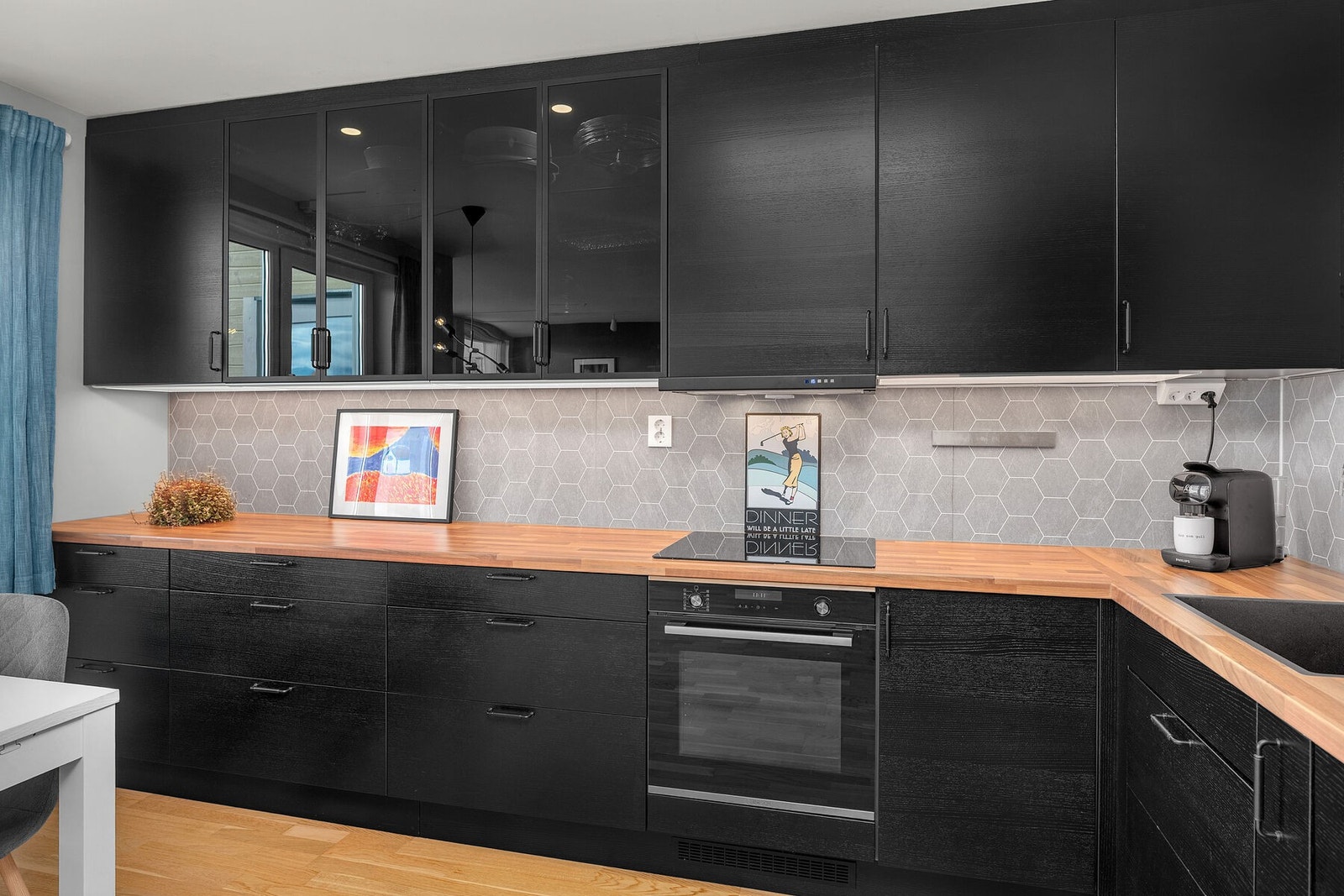 Moderne kjøkken fra 2022 i en mørk, lekker utførelse. Galleribilde