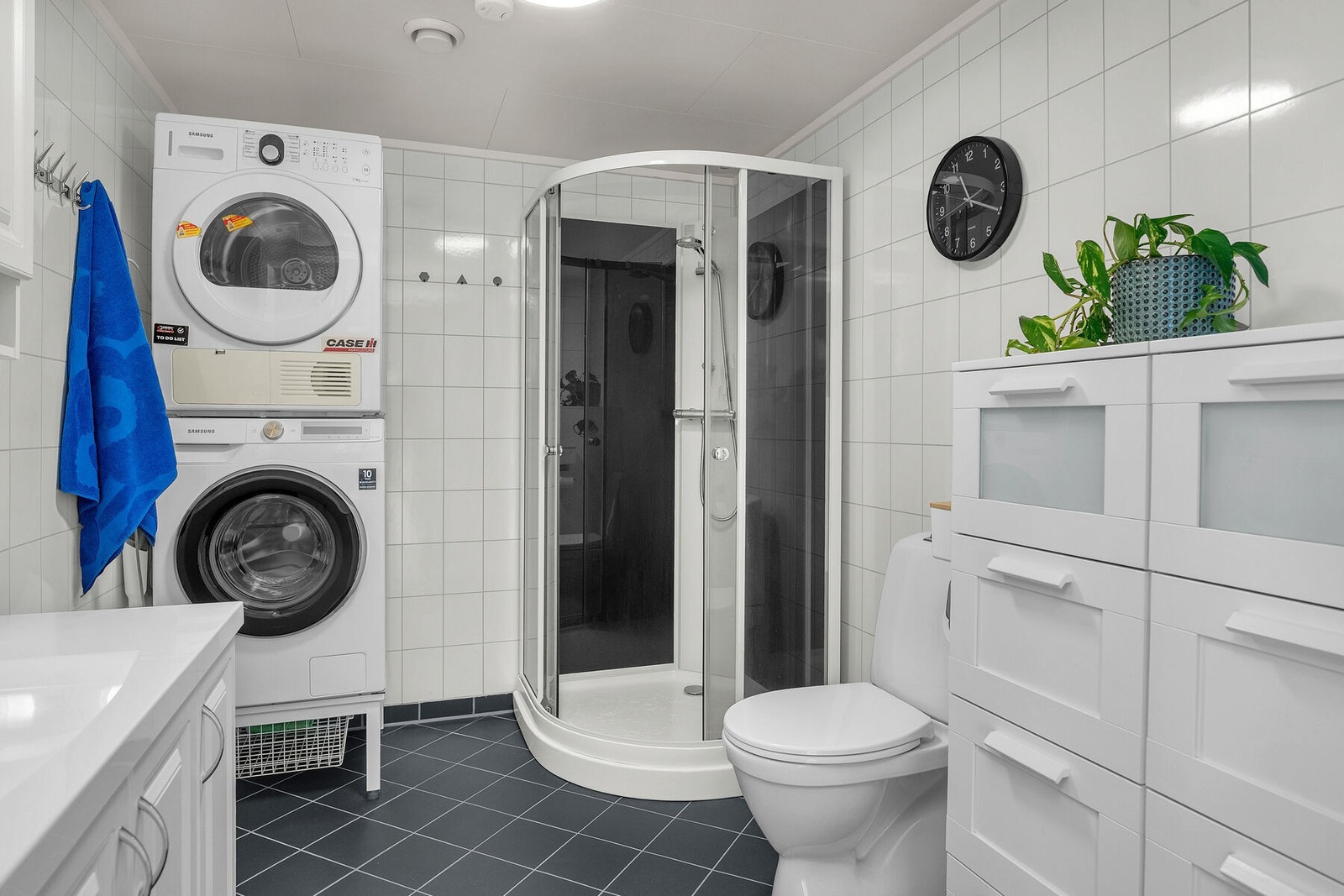 Romslig bad/vaskerom. Galleribilde