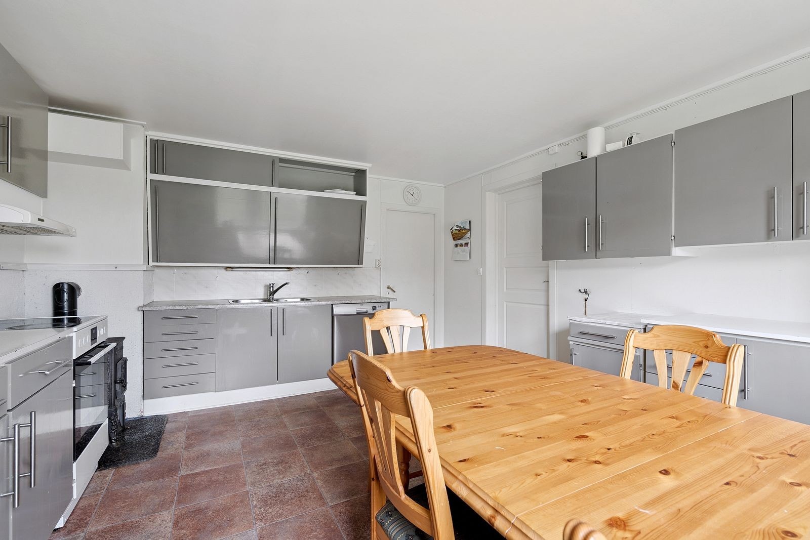 Eldre innredning som er malt og satt på nye håndtak. Rommet har god plass for spisegruppe og har adkomst til entré, gang og stue. Galleribilde