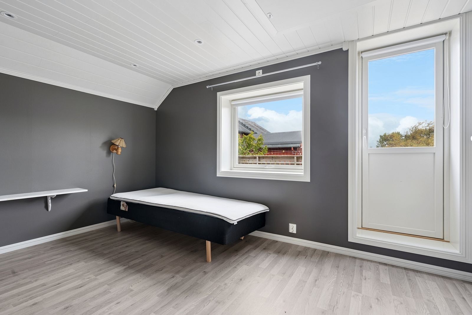 Soverom som har utgang til terrassen i 2. etg. - som gir en fantastisk utsikt. Galleribilde