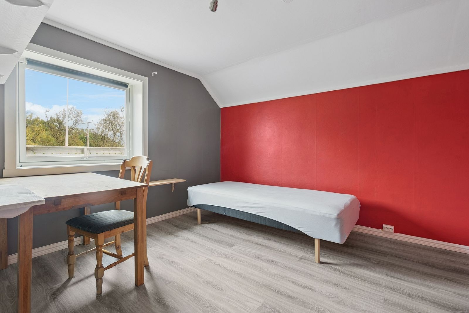 Soverommene har en høy knevegg som gir bedre utnyttelse av rommene. Galleribilde