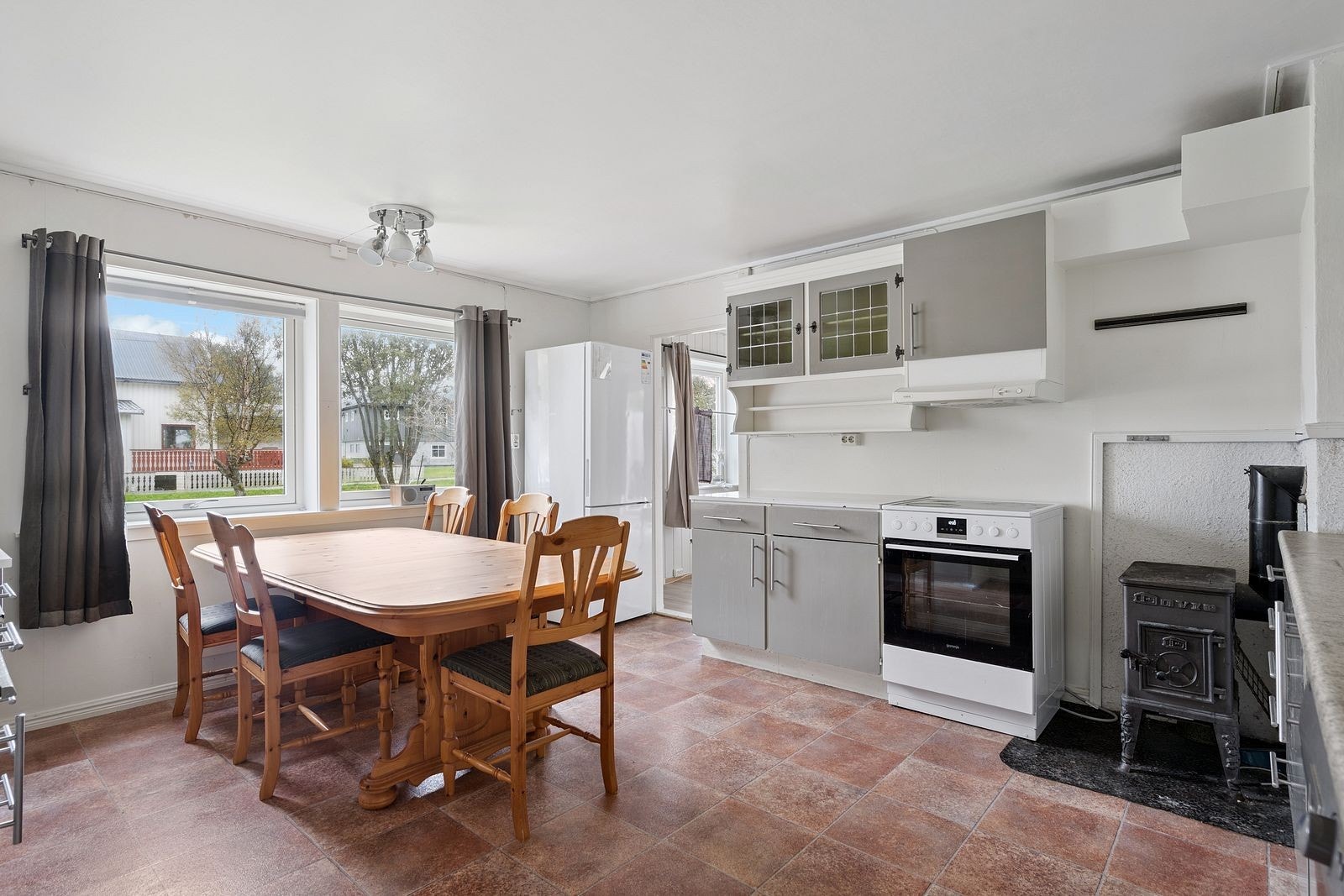 Effektiv oppvarming av boligen ved varmepumpe og to vedovner. Det er vedovn på både kjøkken og i stue. Galleribilde