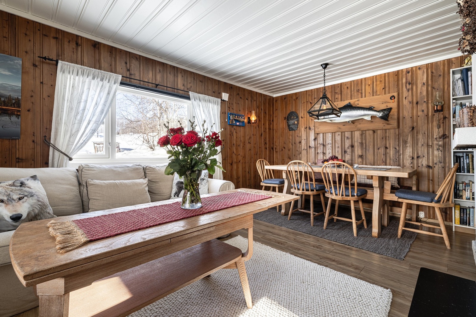 Stemningsfull stue med god plass til både avslapning og sosialt samvær. Galleribilde