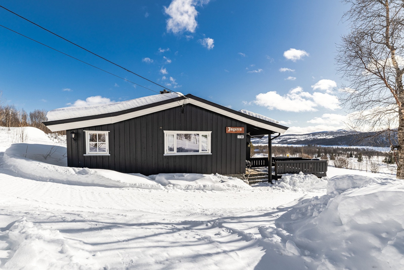 Sjarmerende hytte omgitt av storslått høyfjellsnatur. Galleribilde