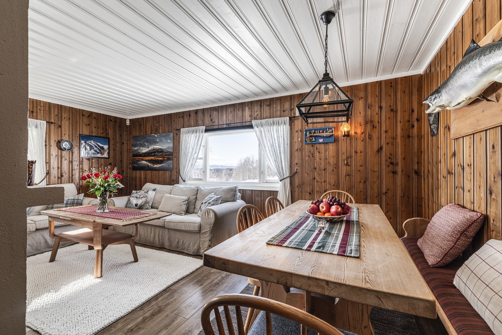 Romslig stue med flere sittegrupper og ekte fjellhytte-stemning. Galleribilde