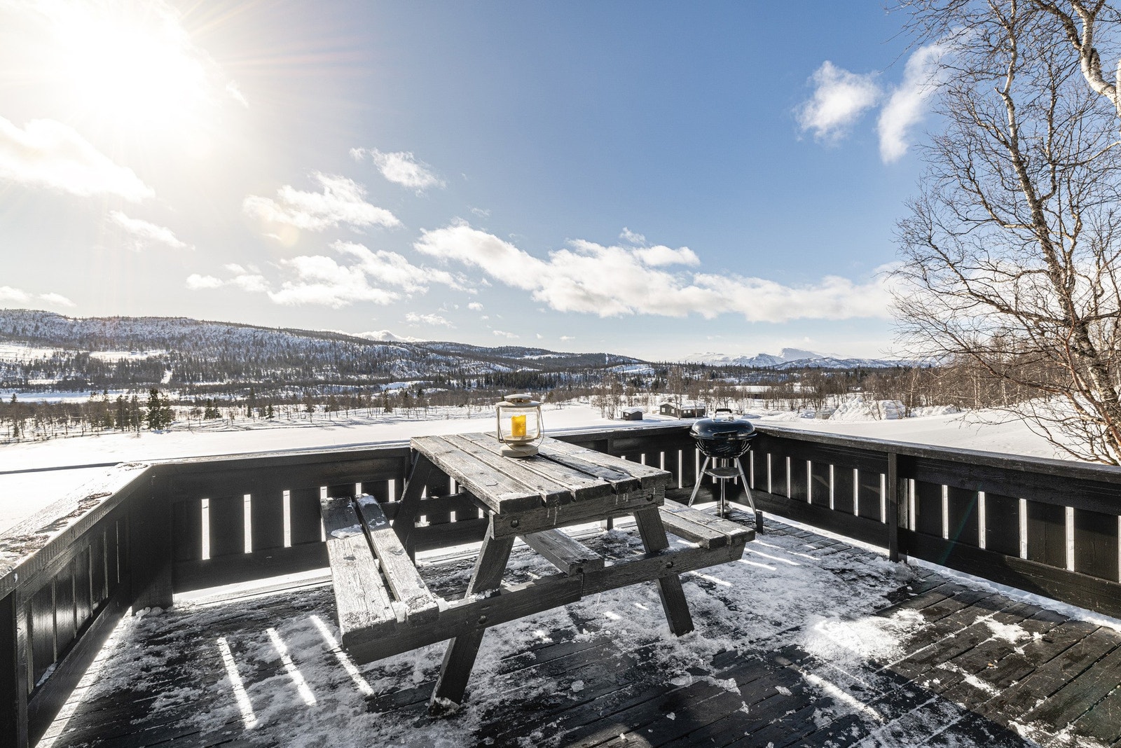 Stor terrasse med nydelig utsikt mot fjellandskapet. Galleribilde