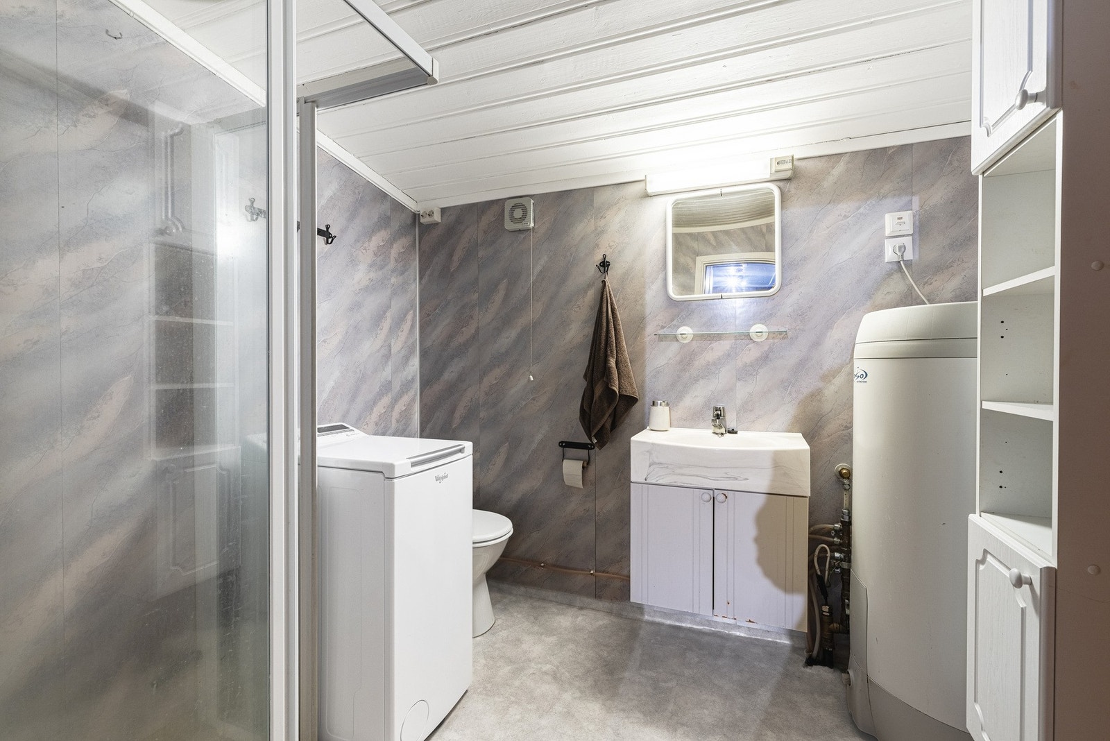 Baderom med opplegg for vaskemaskin. Galleribilde