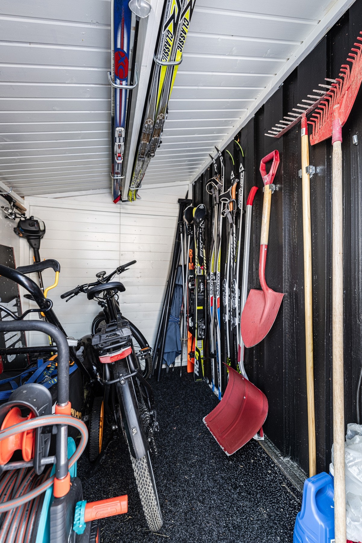Praktisk skibod i tilknytning til hytta. Galleribilde