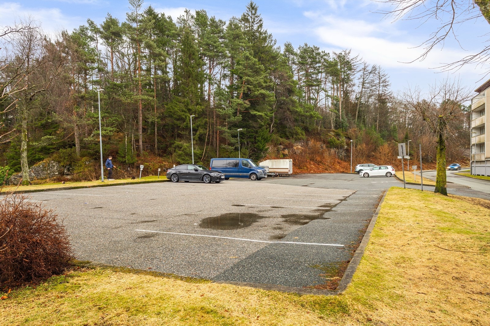 Felles gjesteparkering utendørs hvor man registreres via app. Galleribilde