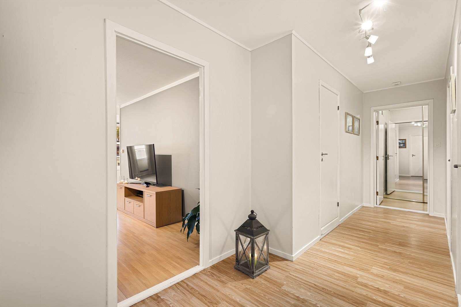 Alle tre soverom og bad har tilkomst fra den romslige gangen. Galleribilde