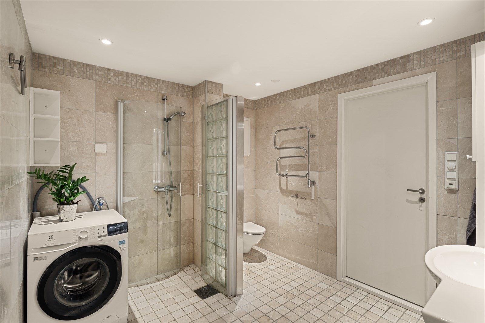 Badet måler hele 7,5 m² med rør-i-rør på vannledningene. Galleribilde