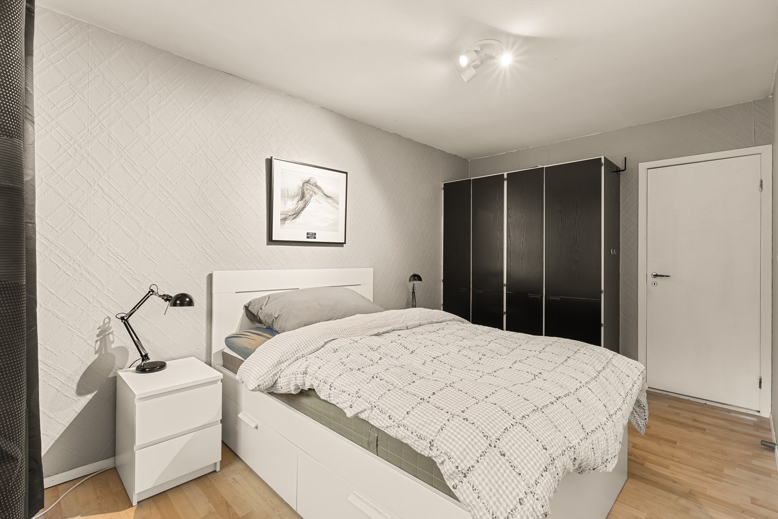 Det er god plass til dobbeltseng, garderobe og nattbord på hovedsoverommet. Galleribilde