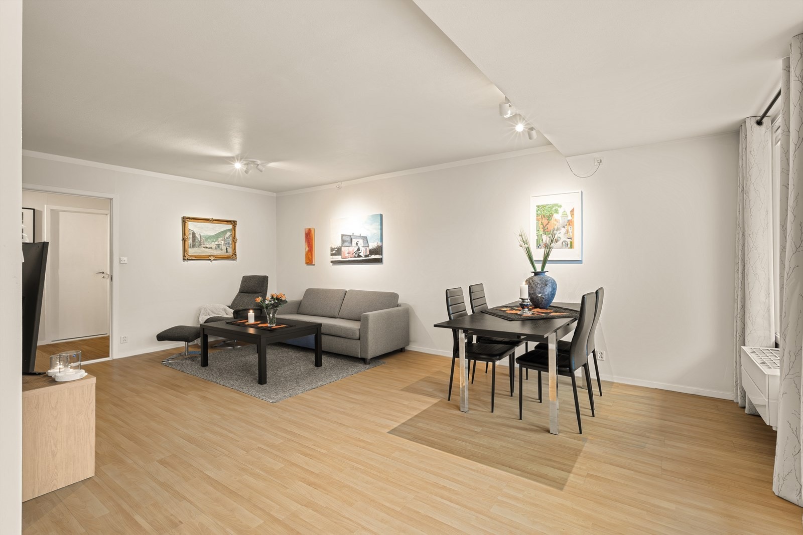 Det er montert varmepumpe i leiligheten i 2021 som gir et behagelig inneklima. Galleribilde