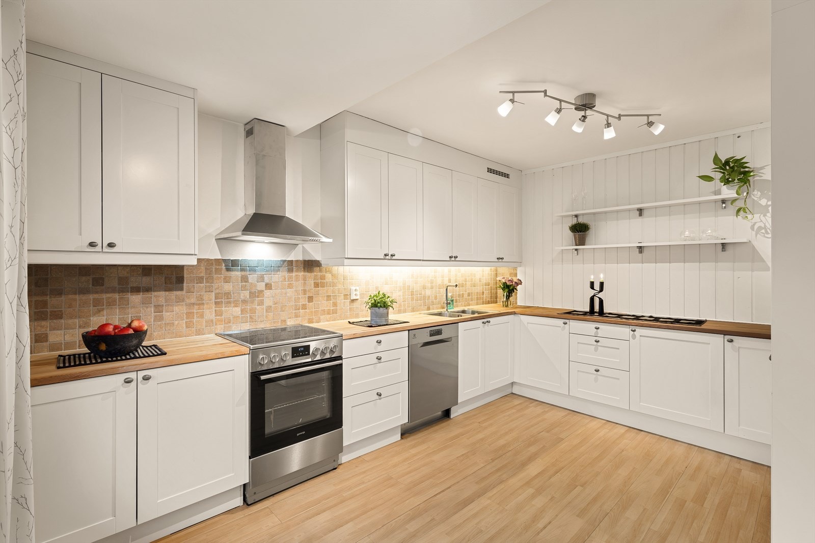 Et stort kjøkken med rikelig skap- og benkeplass. Galleribilde