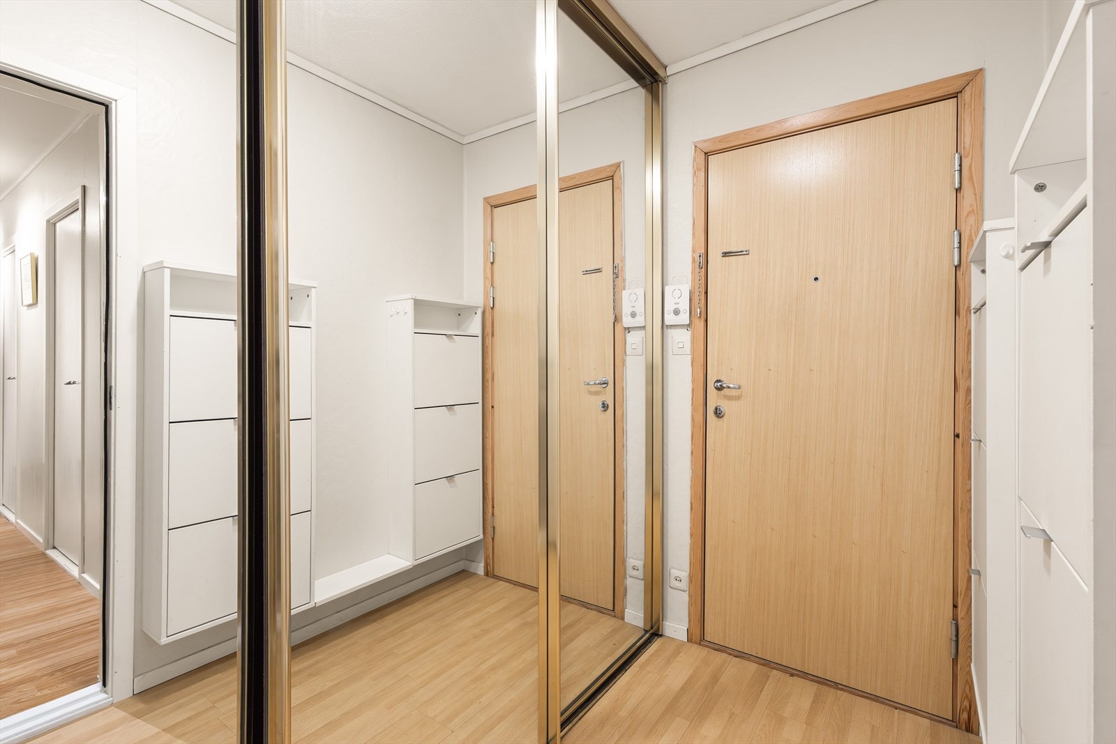 Velkommen inn! I entreen har du stor innebygd garderobe med skyvdører. Galleribilde