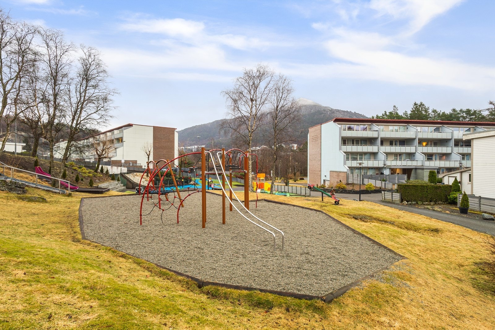 Borettslaget har store, fine utearealer skjermet fra bilveien. Galleribilde