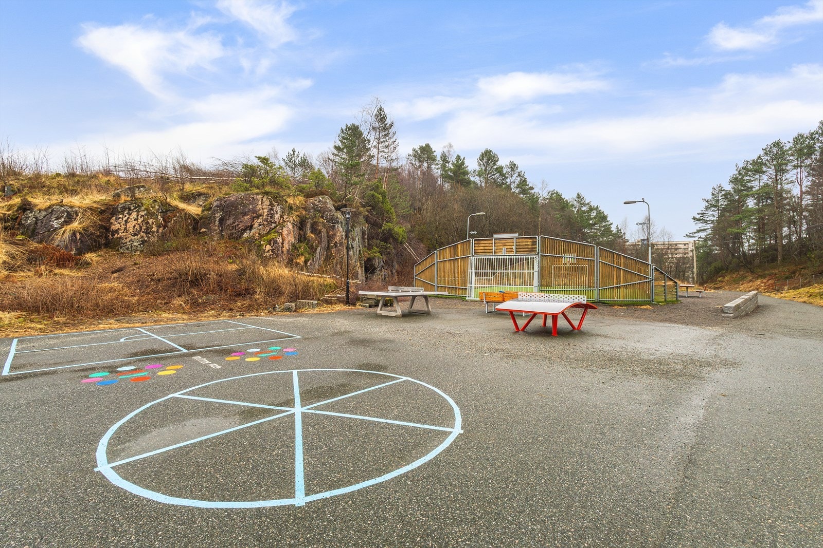 Du finner også bl.a. ballbinge og bordtennisbord i kort avstand fra leiligheten. Galleribilde