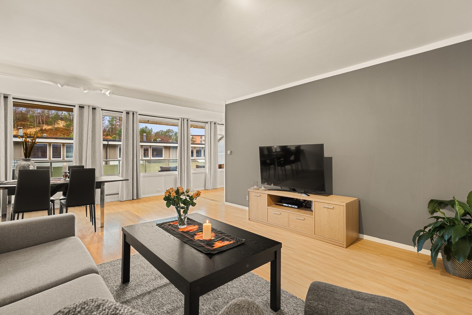 Leiligheten har delvis åpen stue- og kjøkken som måler totalt 40,6 m². Galleribilde