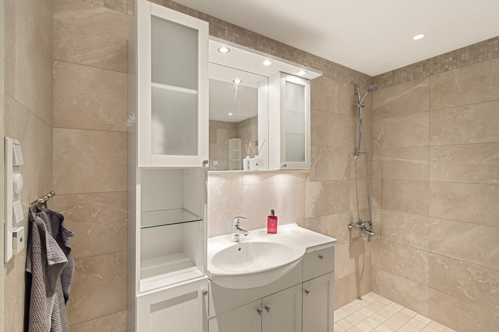 Et svært romslig bad i tidløse farger, med varmekabler i gulvet. Varmtvann er inkludert i felleskostnadene. Galleribilde