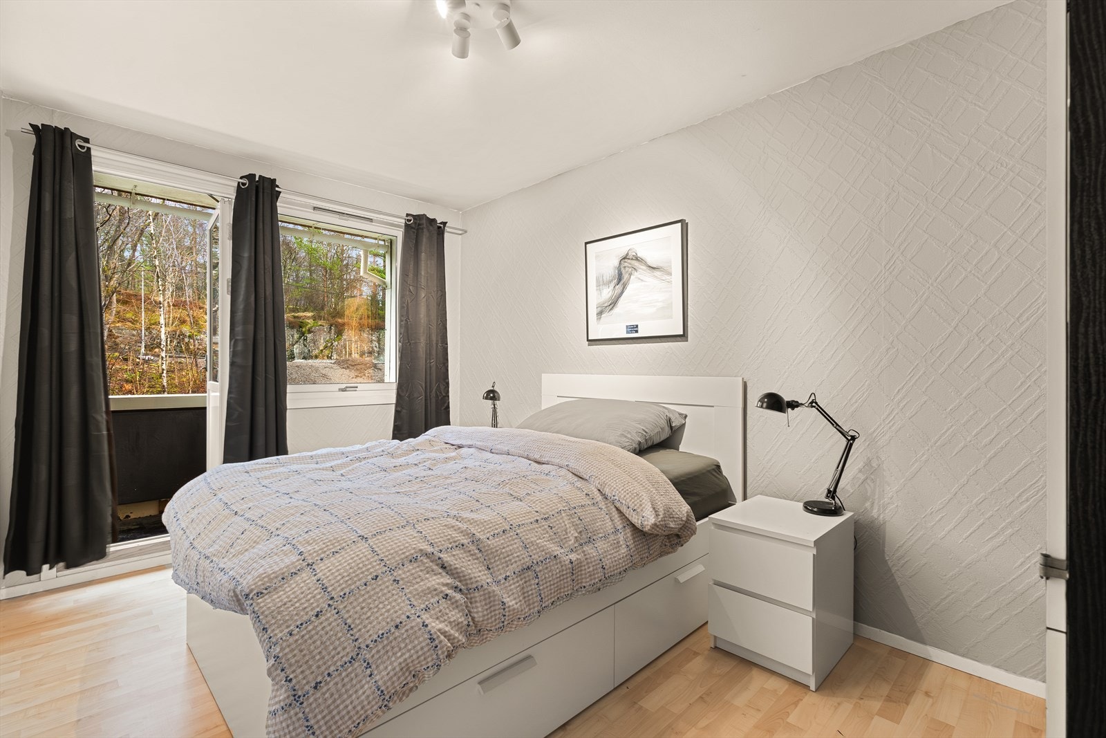 Hovedsoverommet måler 11,7 m² og har egen luftebalkong med morgensol. Galleribilde