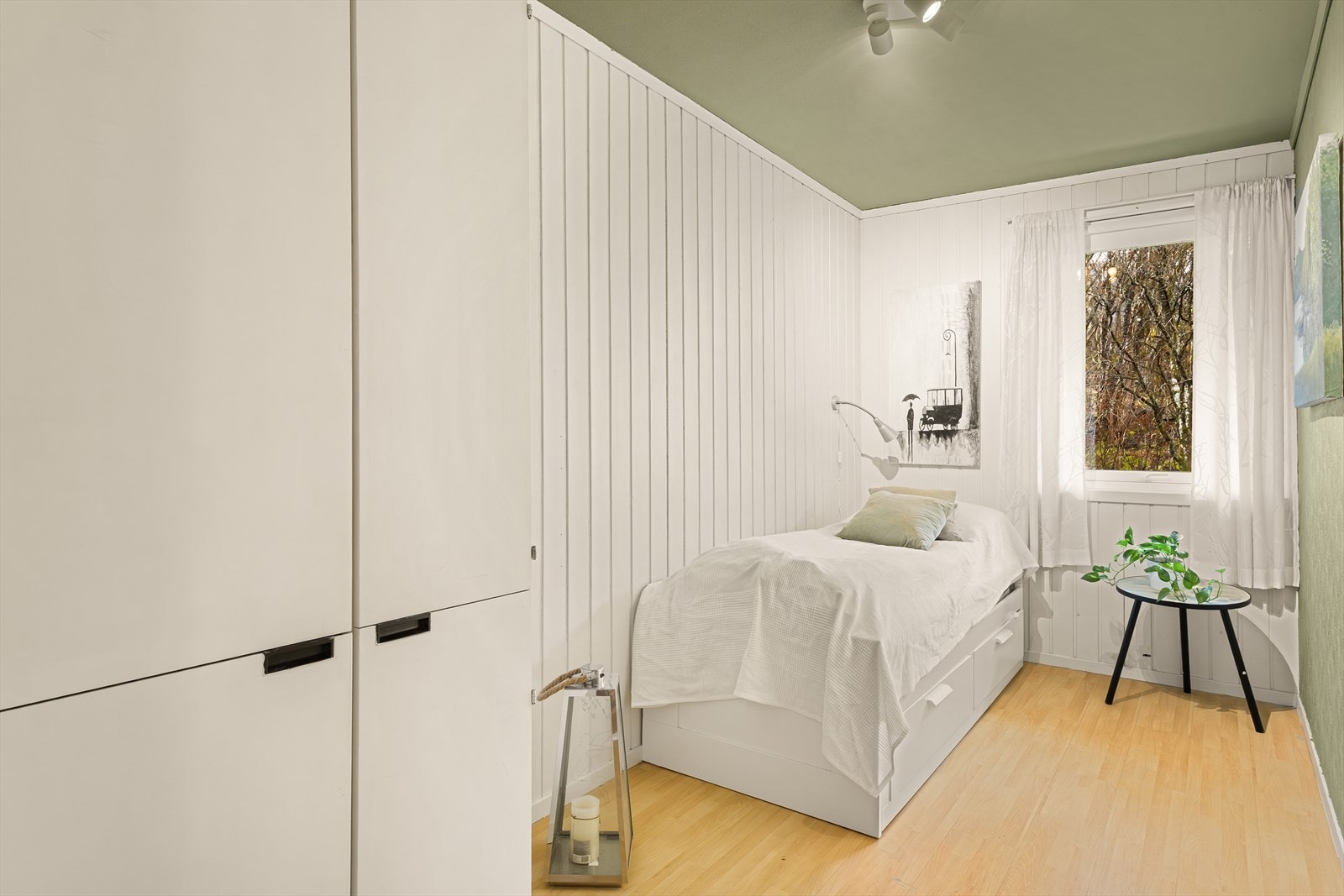 Det tredje soverommet måler 8,3 m² og fungerer perfekt som barnerom, hjemmekontor eller gjesterom. Galleribilde