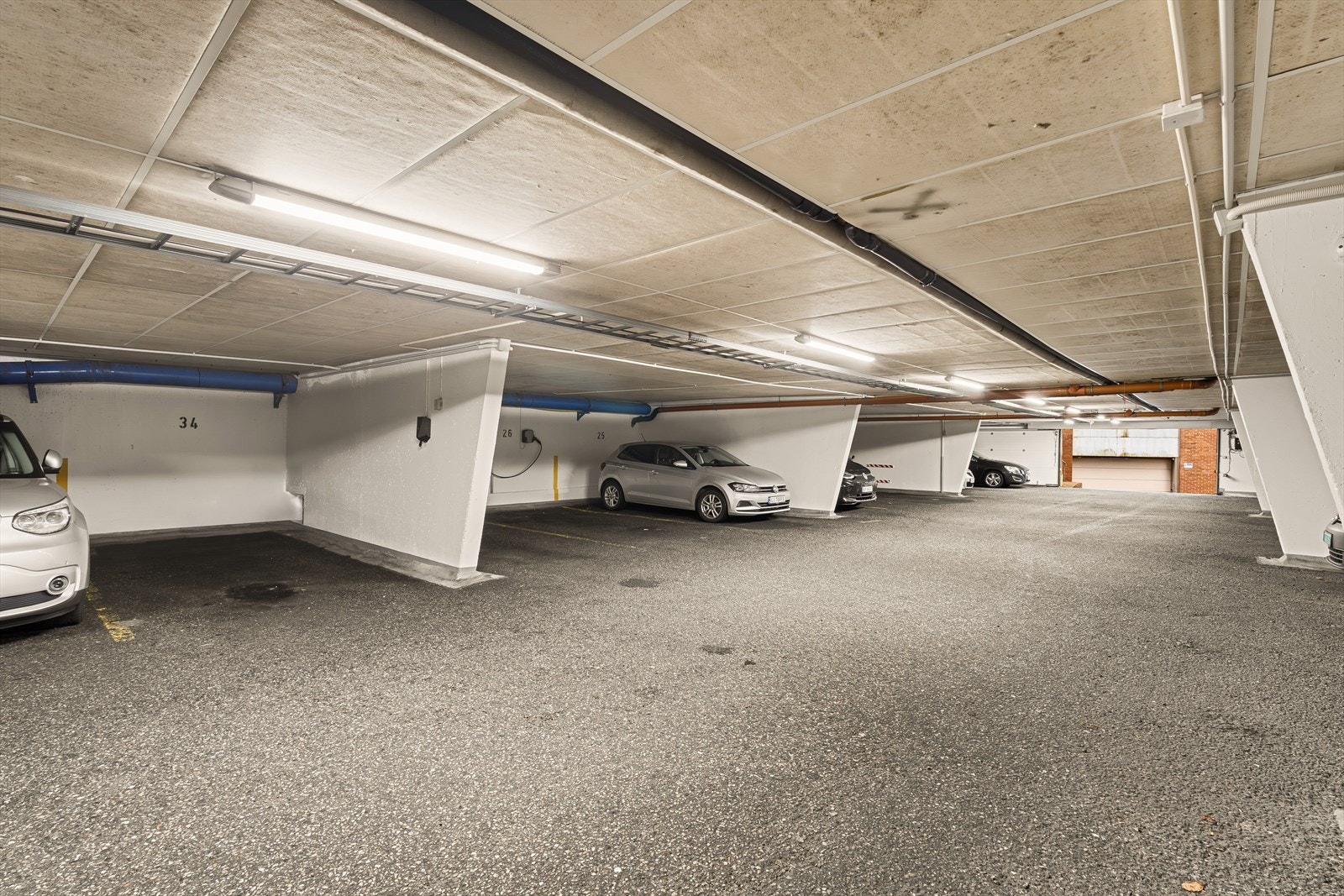 Leiligheten har fast garasjeplass i felles anlegg (nr. 34) med elbillader montert. Galleribilde