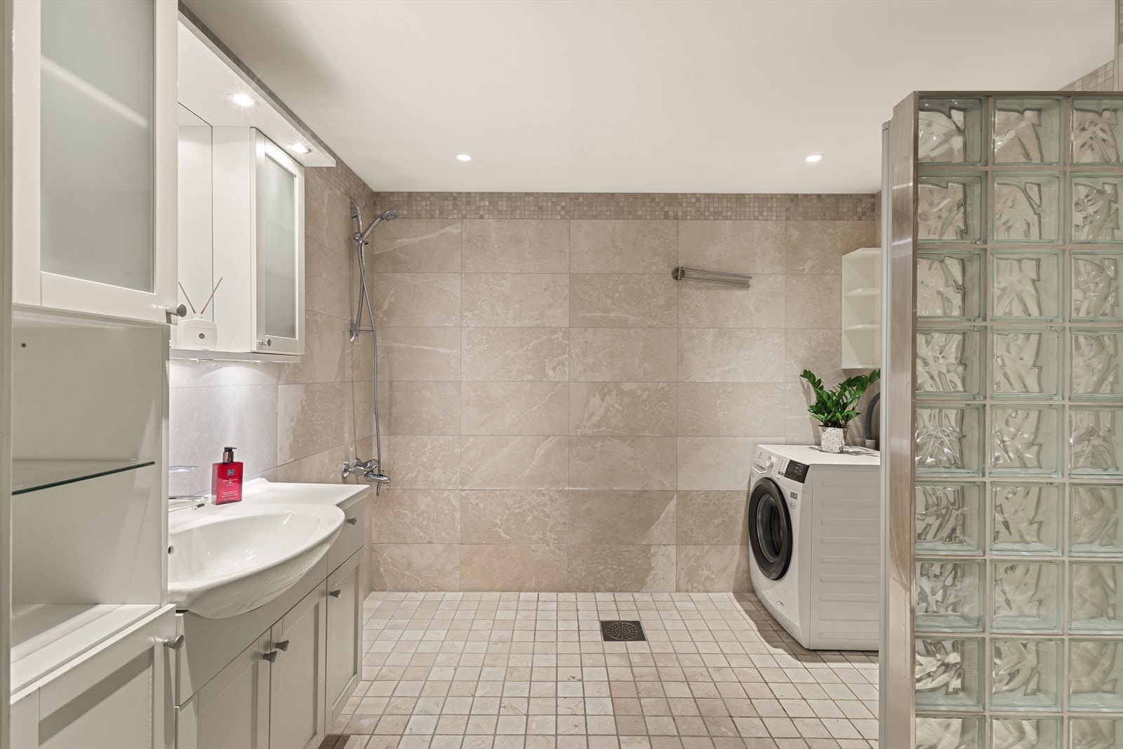 Det har tidligere vært badekar hvor den andre dusjen er i dag. Med to sluker på badet og opplegg klart kan man enkelt tilbakeføre badekaret. Galleribilde