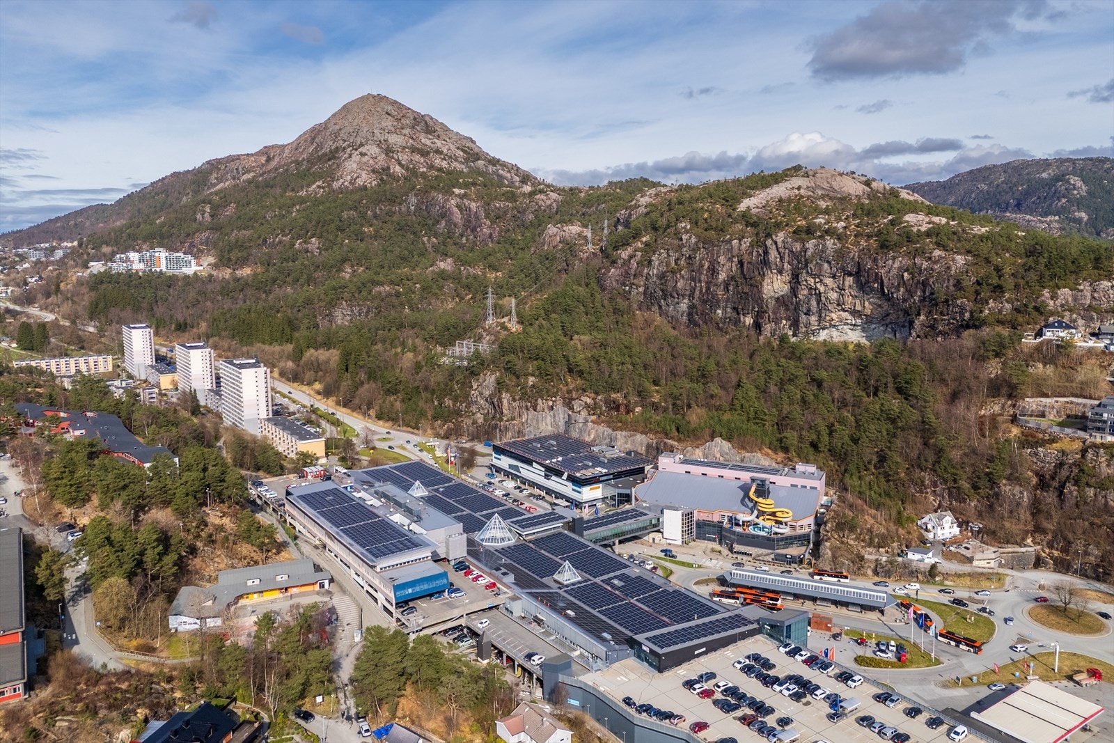 En kort spasertur fra leiligheten finner du Vestkanten Storsenter med alt du måtte trenge av butikker, kafeer, restauranter. Galleribilde