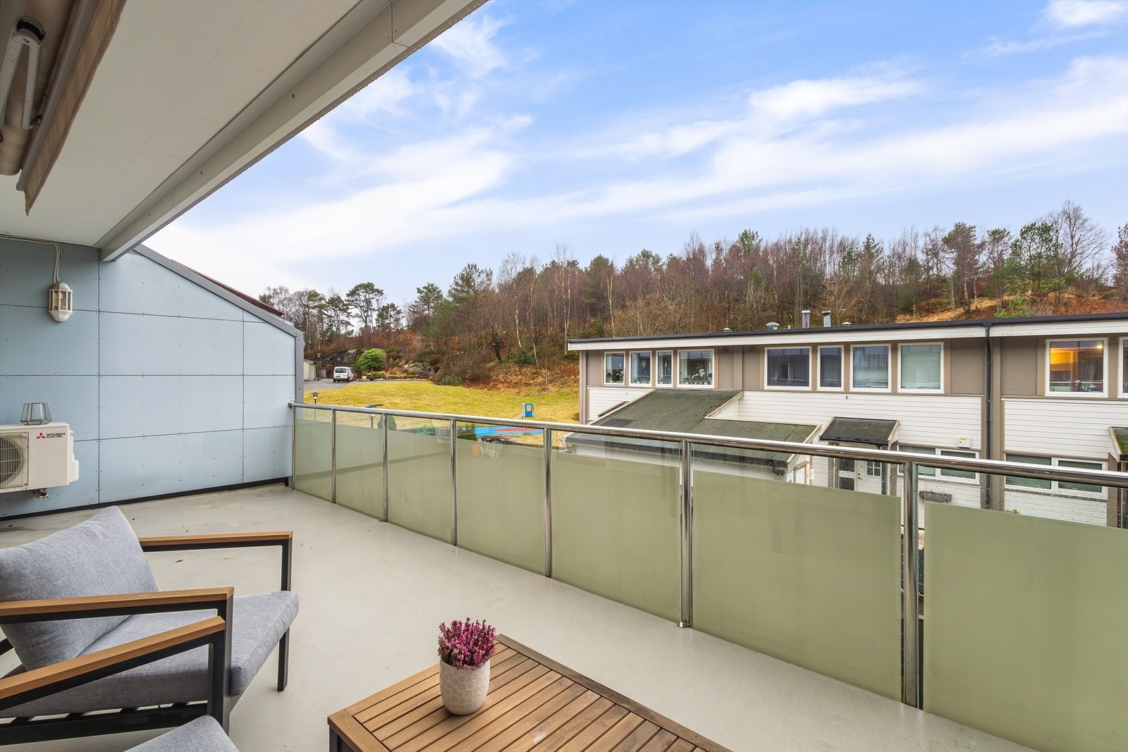 En svært romslig 4-roms leilighet med herlig, solfylt balkong og sentral beliggenhet. Galleribilde