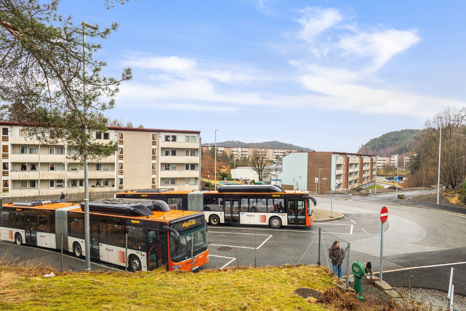 Leiligheten har en flott beliggenhet med 2 minutter og 6 minutter gange til de to nærmeste busstoppene. Galleribilde