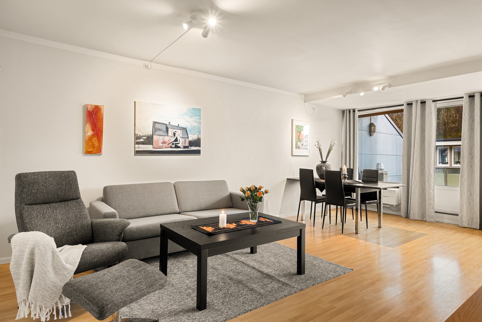 Det er god plass til stor sofagruppe og spisegruppe mellom stue og kjøkken. Galleribilde