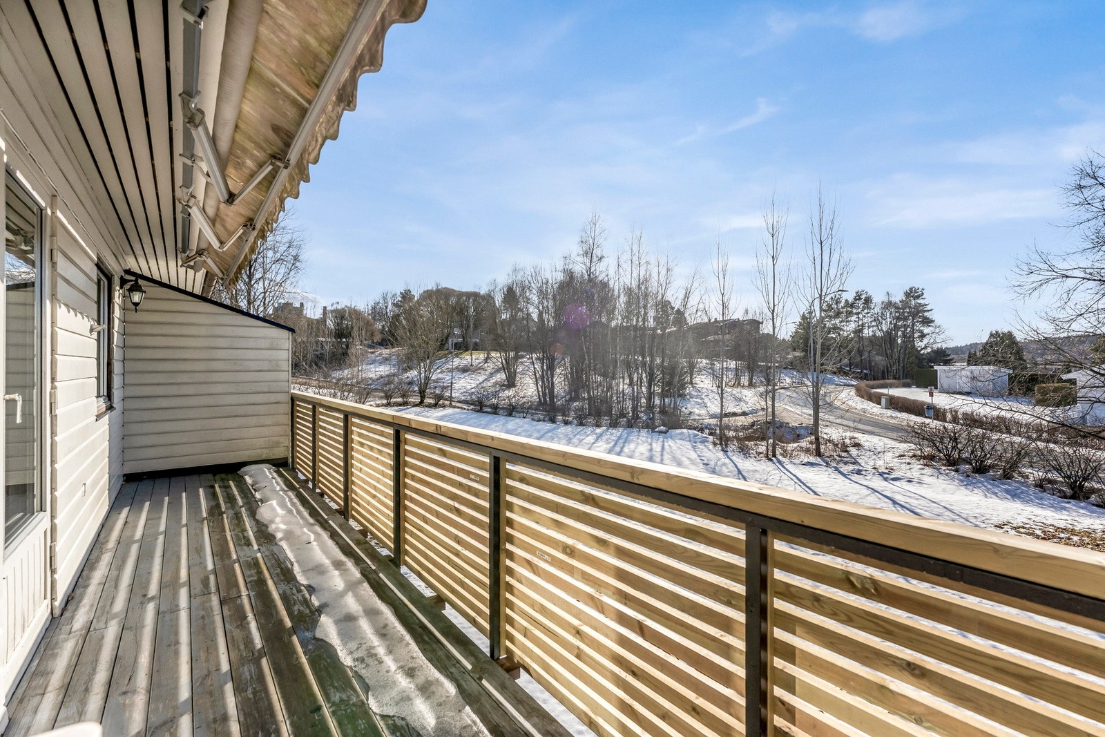 Solrik, vestvendt terrasse med utgang fra stuen. Galleribilde