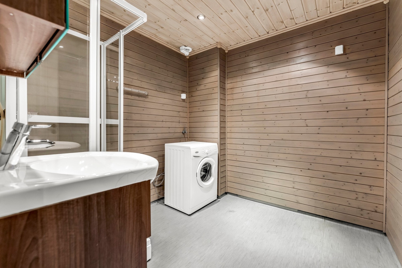 Romslig bad med plass for vaskemaskin. Galleribilde