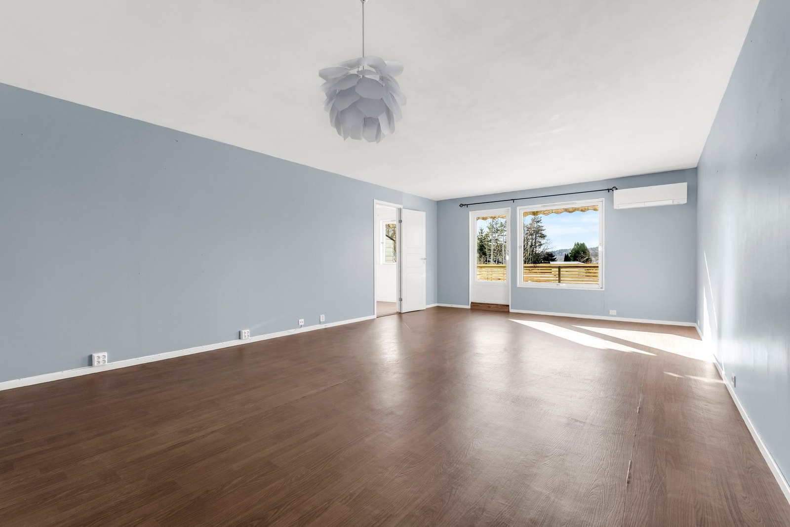 Lys og romslig stue med dør til kjøkken. Galleribilde