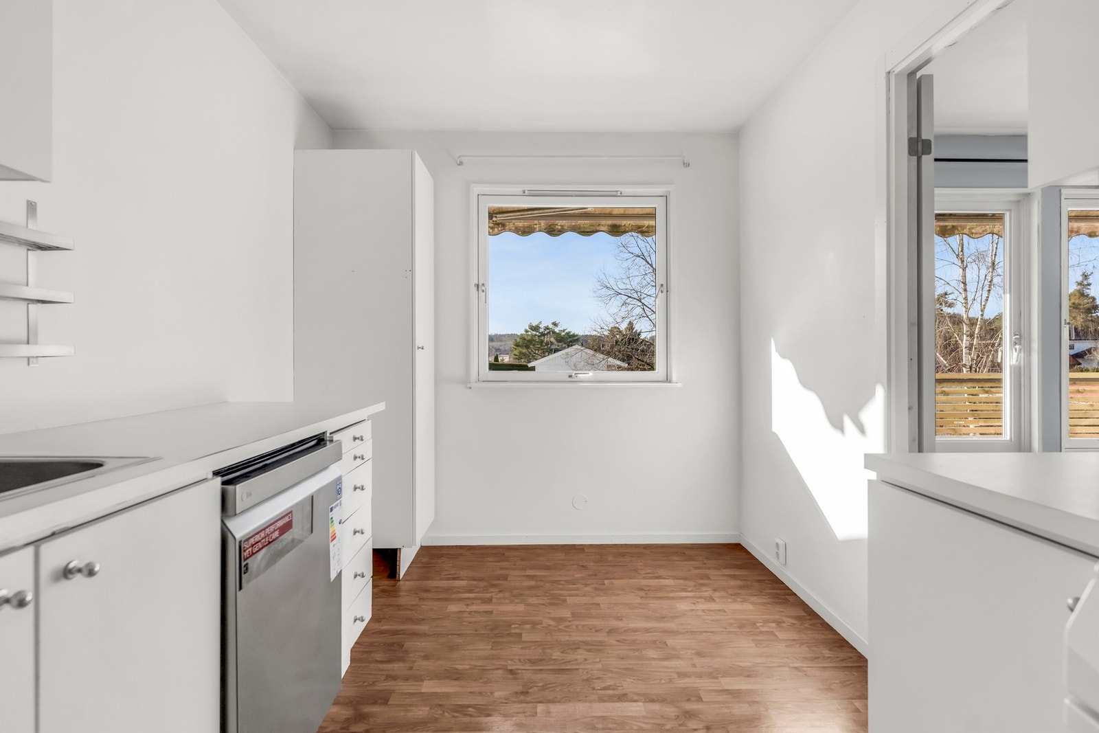 Kjøkken med spiseplass. Galleribilde