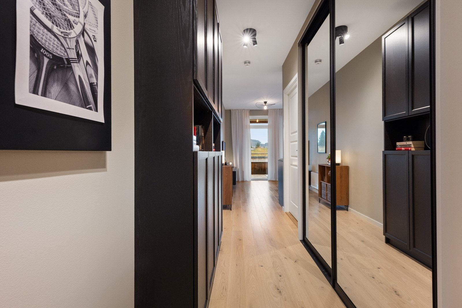 Integrert skyvedørsløsning med speilfront for oppbevaring av yttertøy og sko. Levert av Amiga Garderoben. Galleribilde