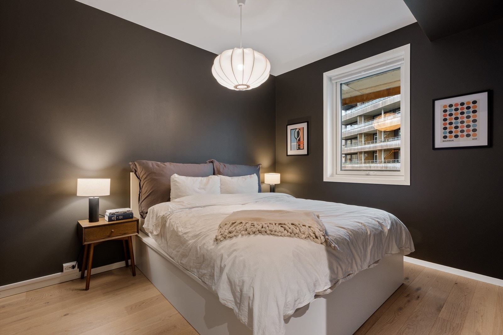 Hovedsoverommet har god plass for innredning med dobbeltseng, nattbord, skrivebord og annen innredning. Galleribilde