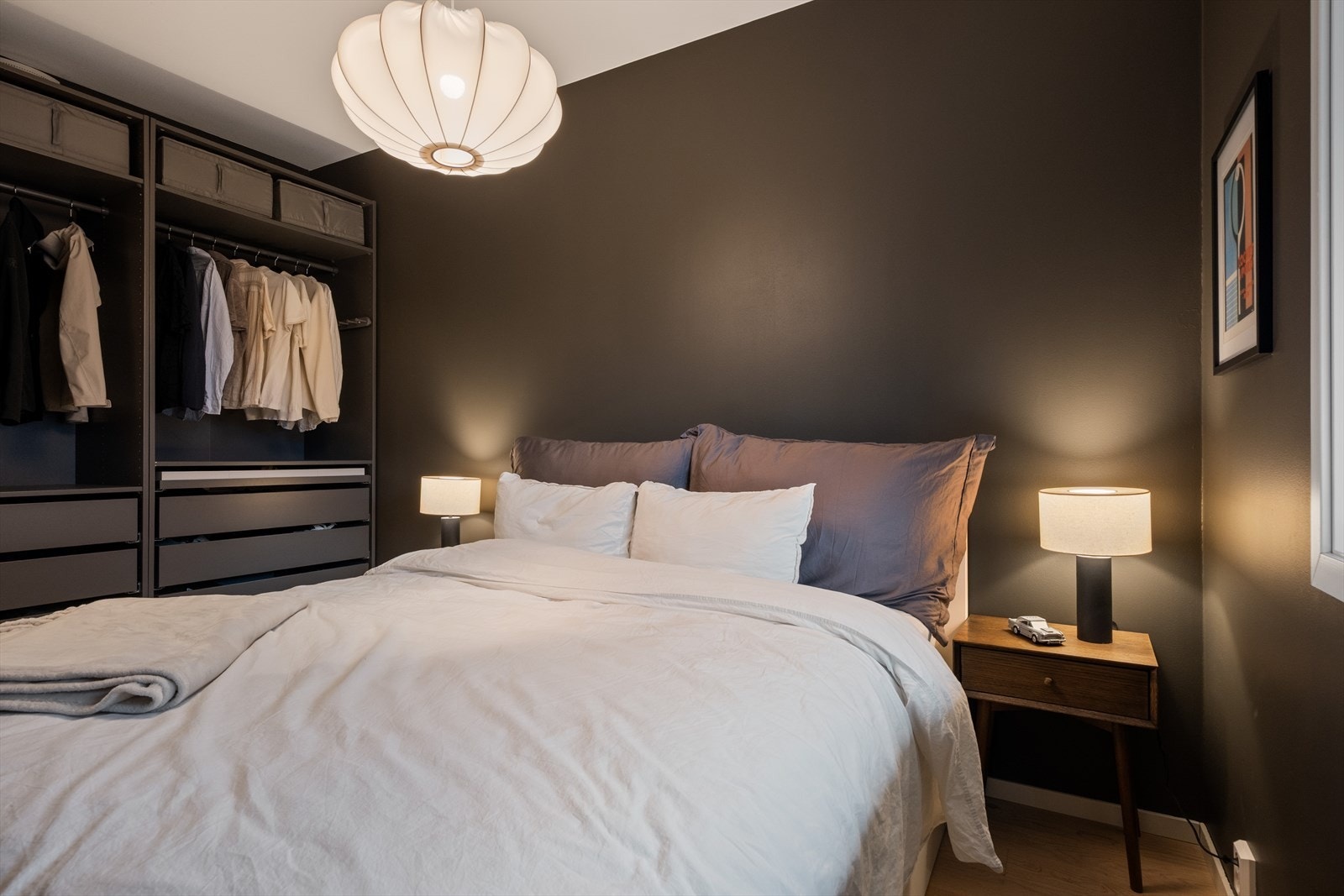 I dag innredet med flott garderobe som følger med leiligheten. Galleribilde