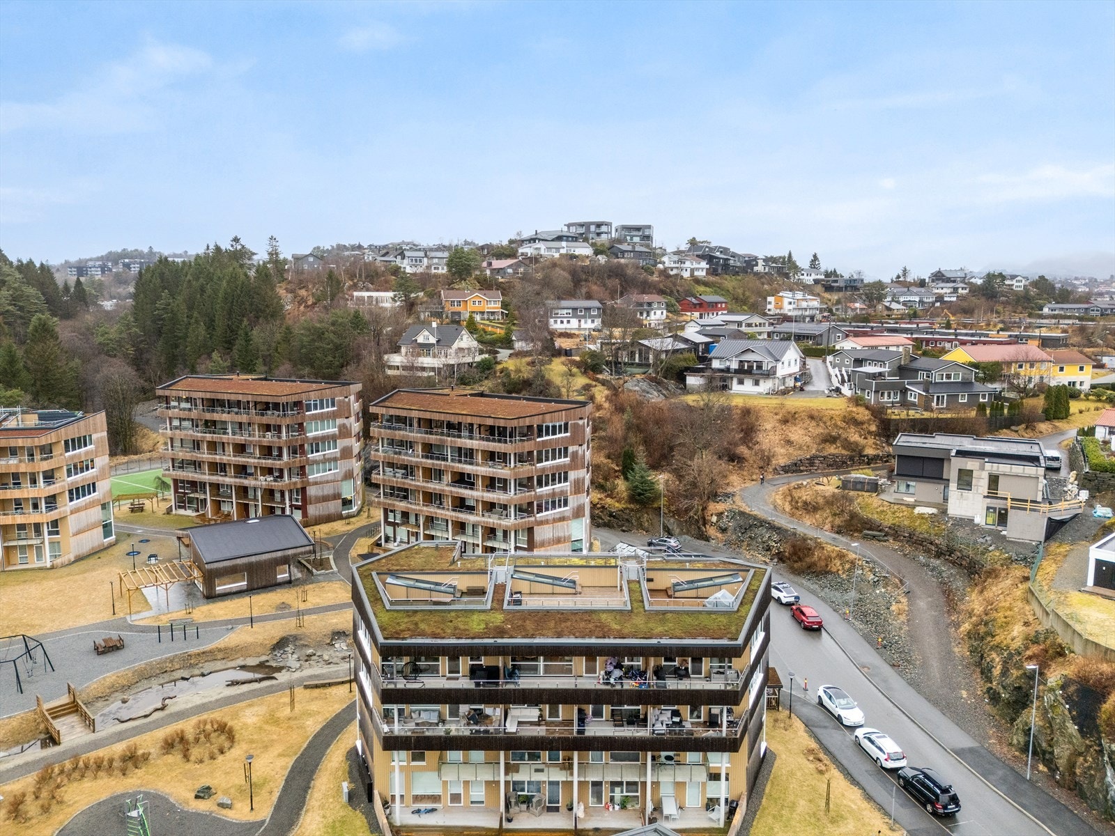 Her er det godt med parkering langs vei for besøkende. Galleribilde
