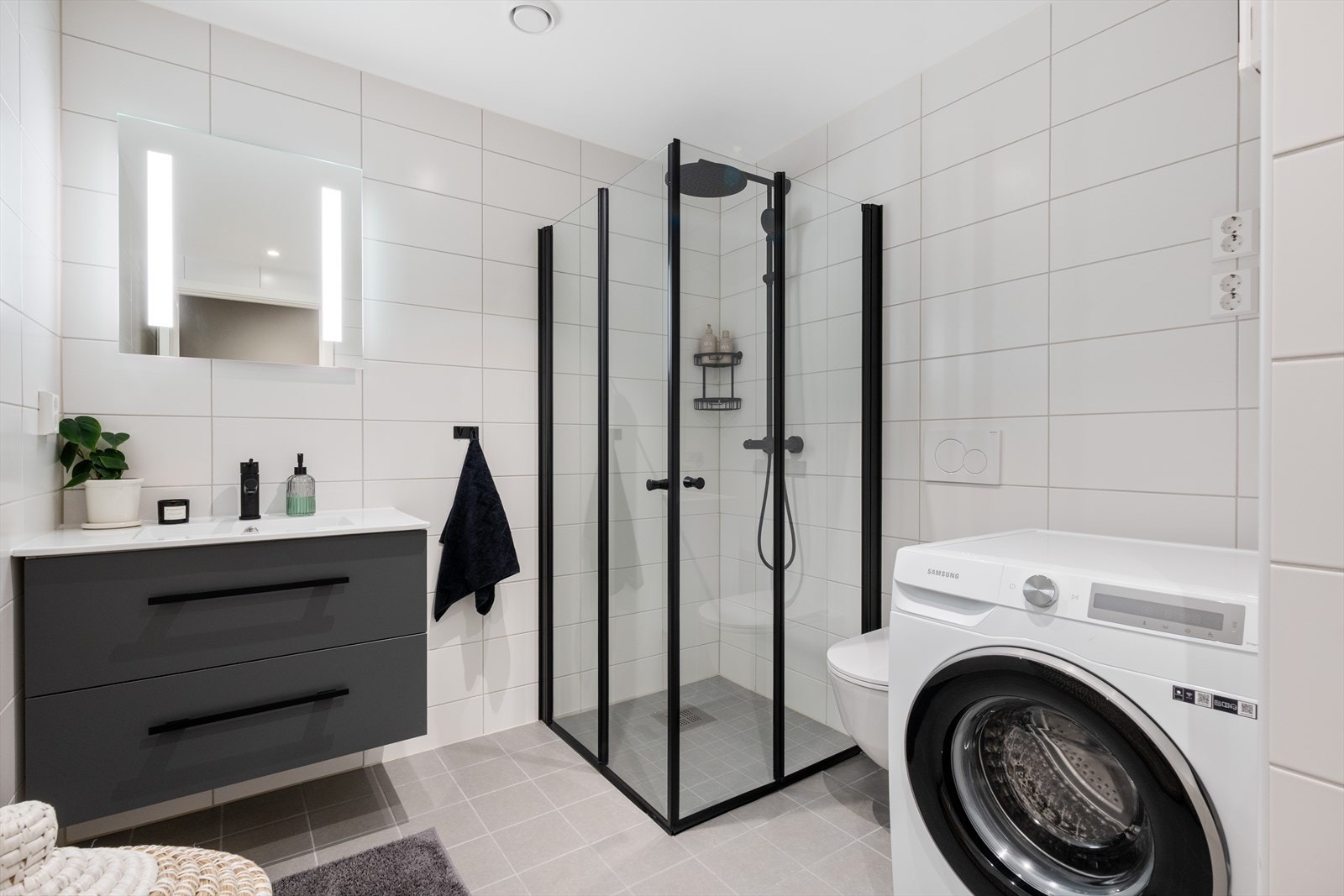 Lekker innredning. Her er også plass til vaskemaskin og tørketrommel. Galleribilde