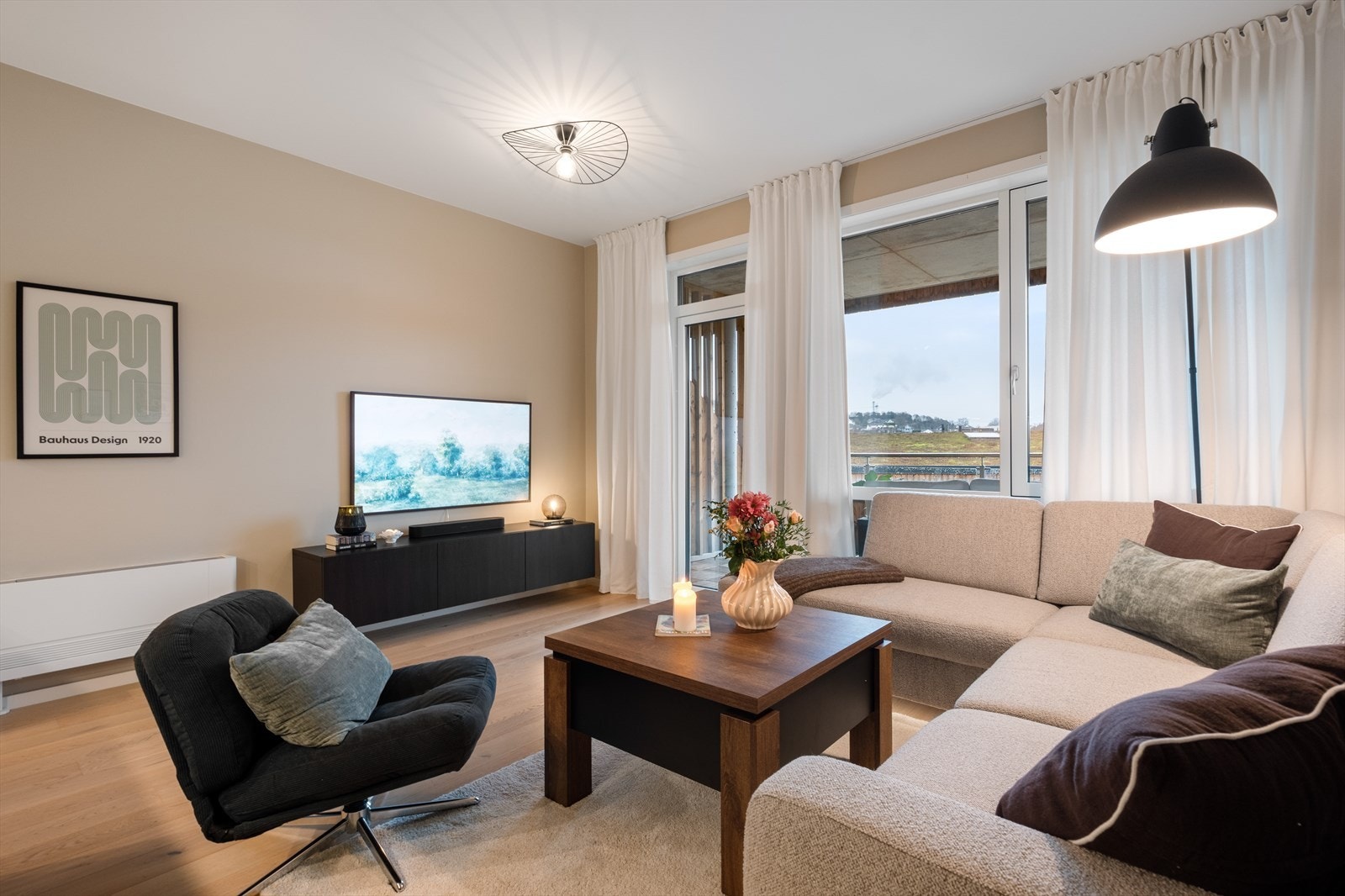 Stue har store vindusflater og godt lysinnslipp Galleribilde