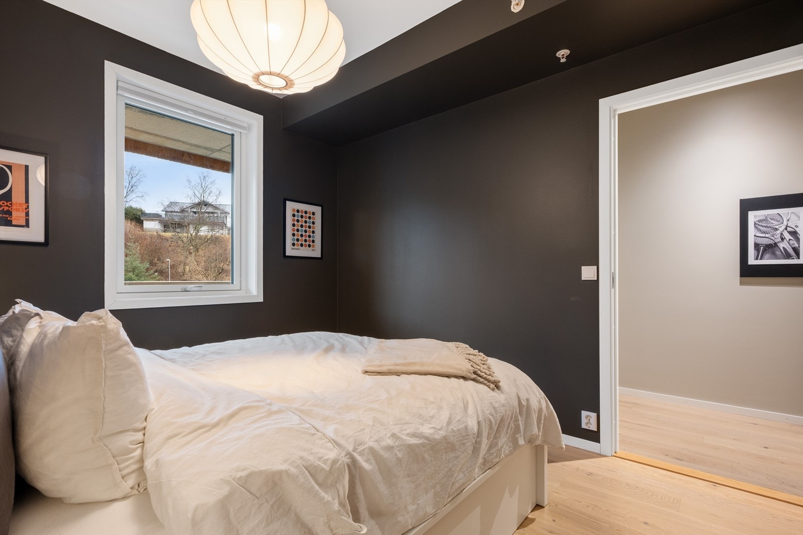 Rommet ligger praktisk på motsatt side av stuen. Galleribilde