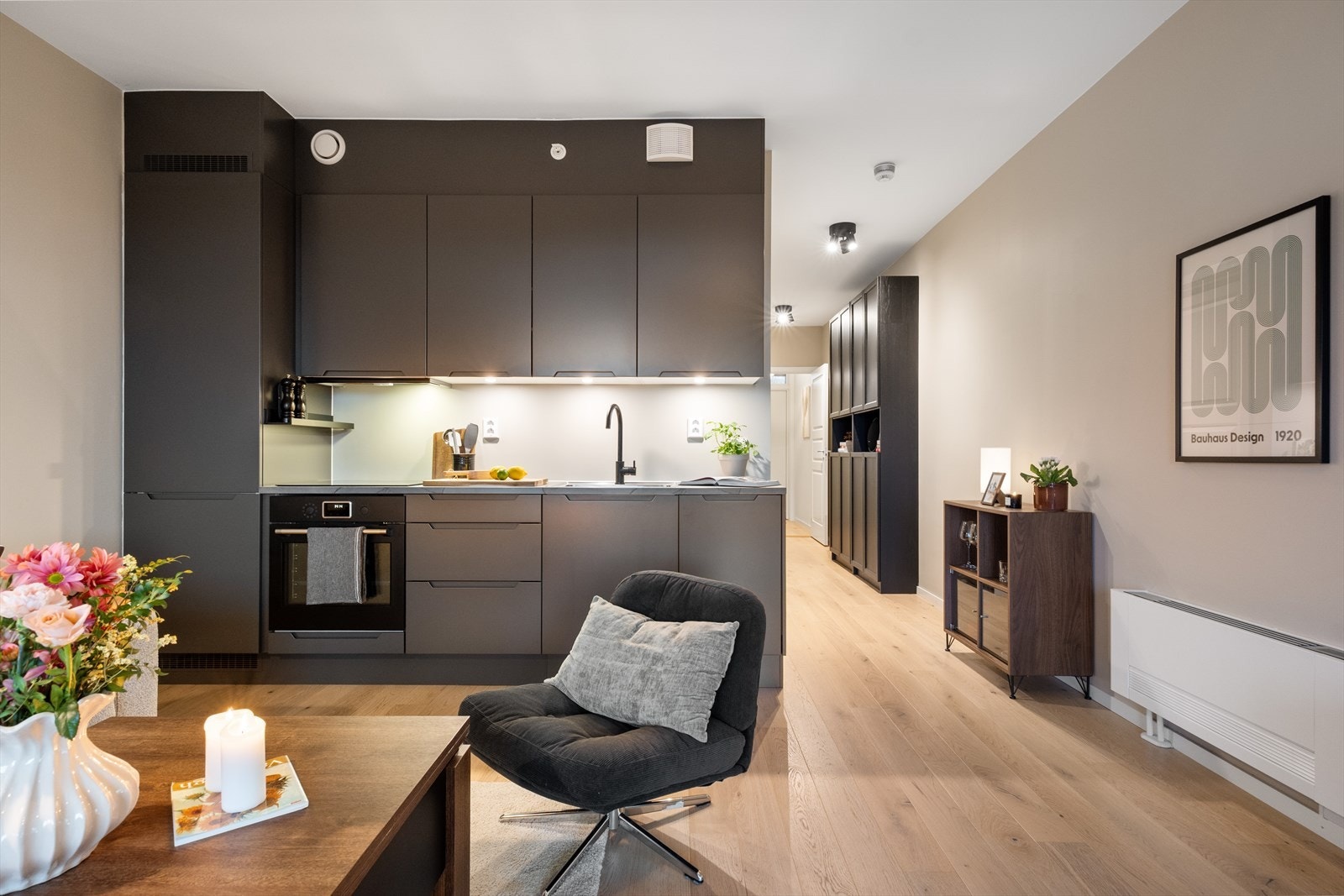 Moderne kjøkken i åpen løsning mot stuen Galleribilde