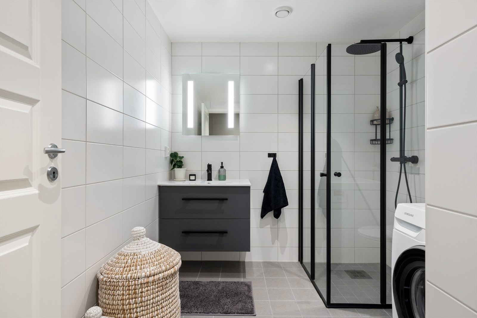 Lekkert og moderne bad. Vannbåren varme i gulv. Varmtvann via fjernvarme. Galleribilde