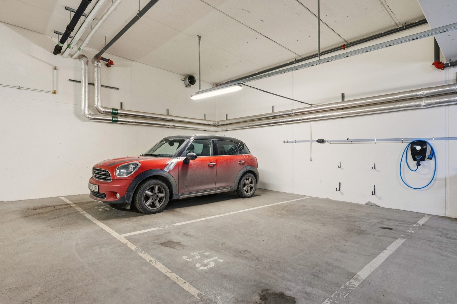 Leiligheten disponerer parkeringsplass med elbillader. Galleribilde