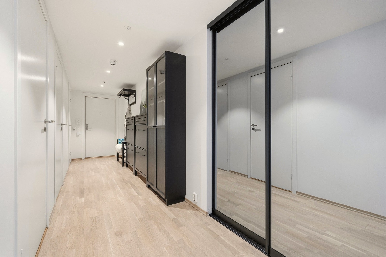 Entré med gode oppbevaringsmuligheter i et stort, innebygd skap. Galleribilde