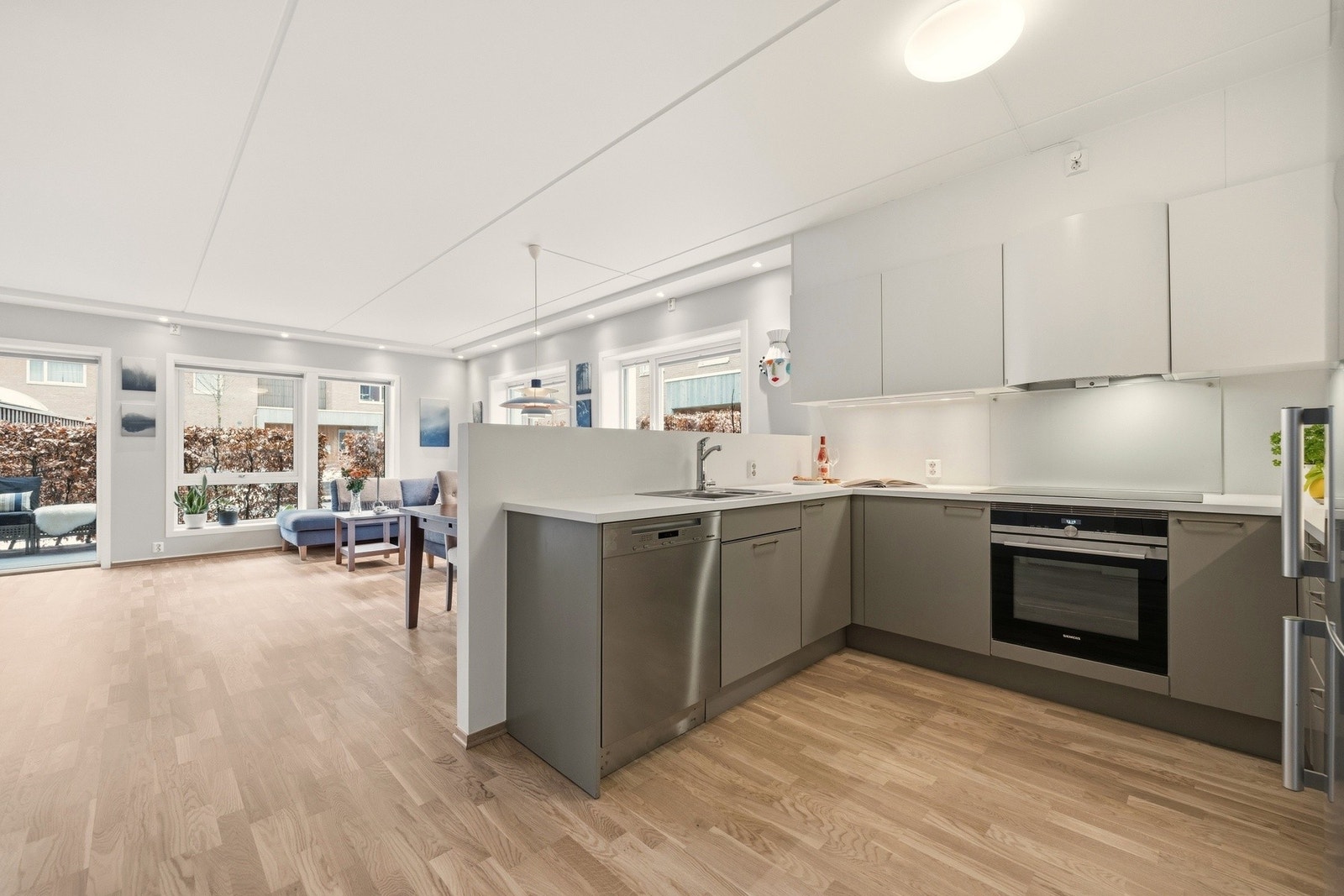 Kjøkkenet ligger i en åpen og sosial løsning - perfekt for sosiale sammenkomster. Galleribilde