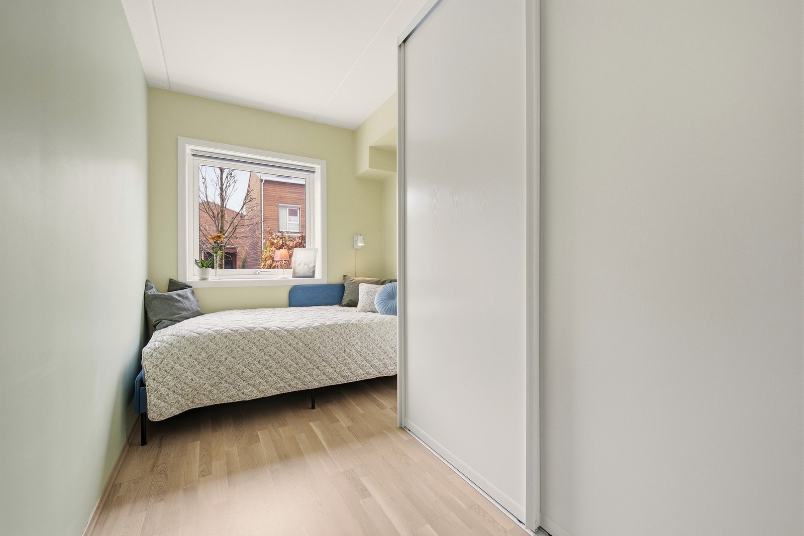 Det tredje soverommet er av god størrelse, med rikelig plass til seng, sminkebord og øvrig møblement. Galleribilde