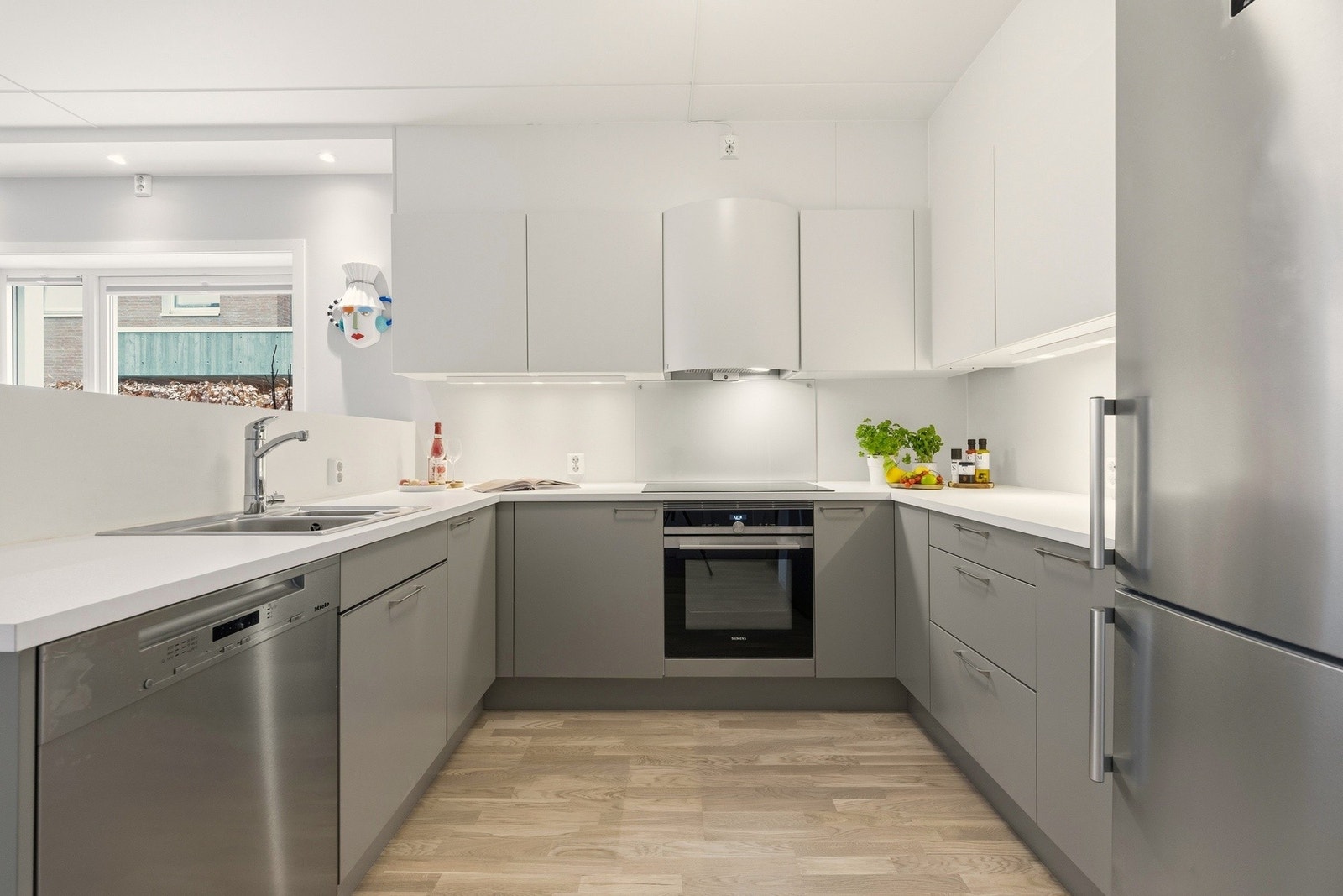 Kjøkkenet byr på mye lagringsplass og gode arbeidsflater. Galleribilde